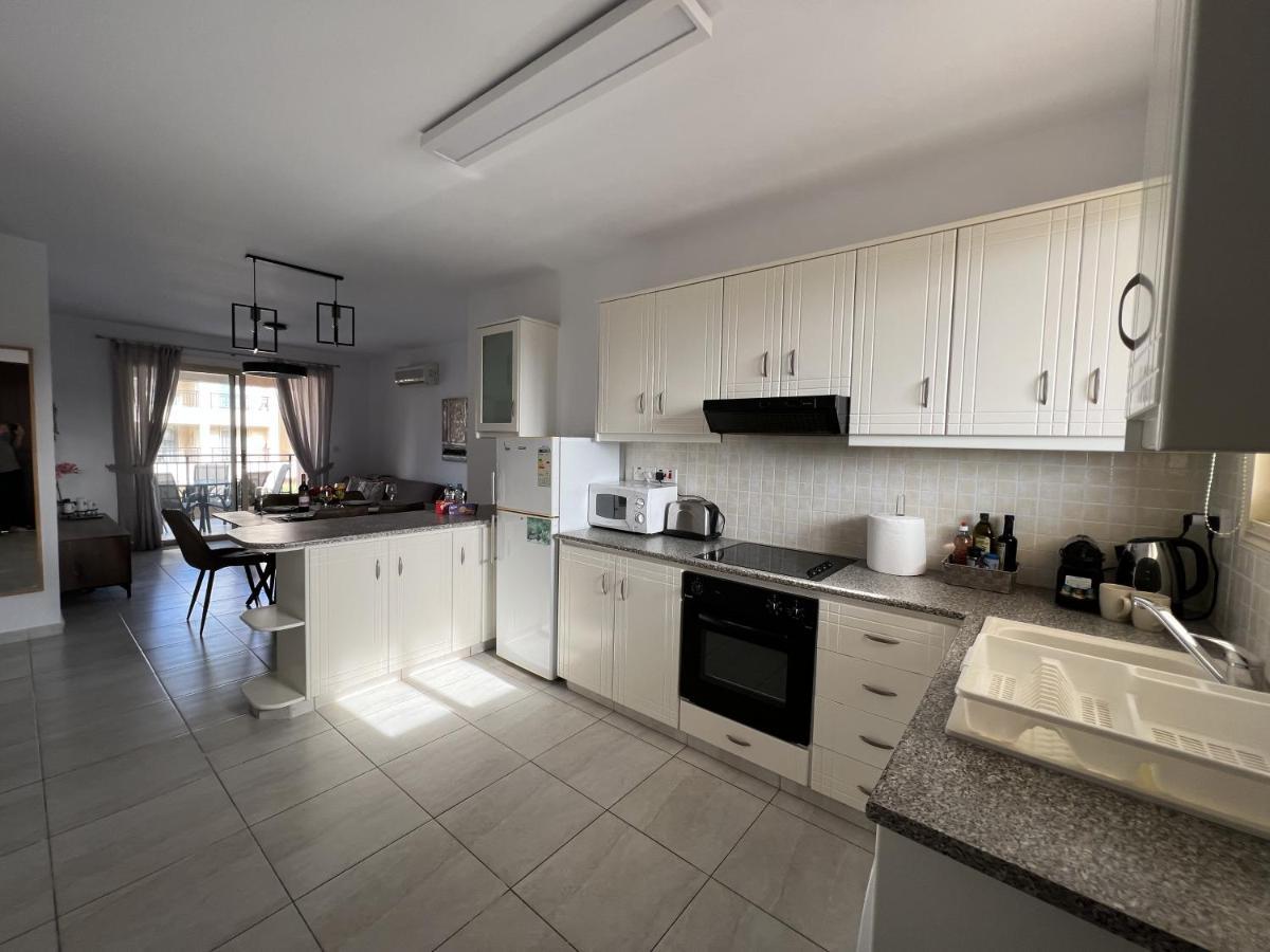 Royal-Seacrest Paphos-Center Vip Apartment Bagian luar foto