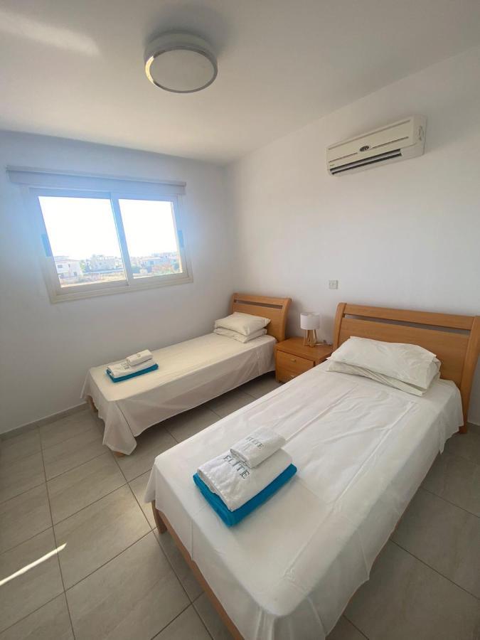 Royal-Seacrest Paphos-Center Vip Apartment Bagian luar foto