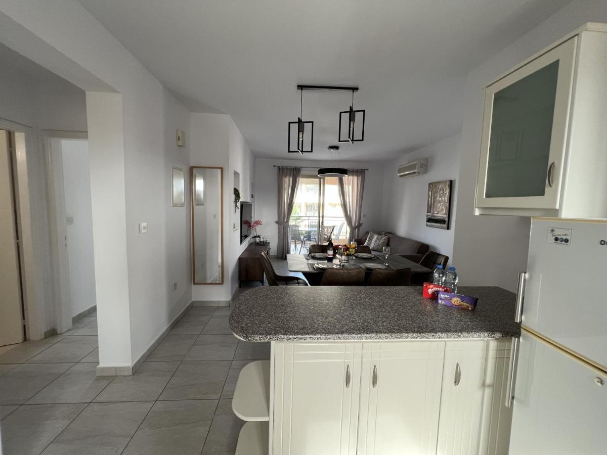 Royal-Seacrest Paphos-Center Vip Apartment Bagian luar foto