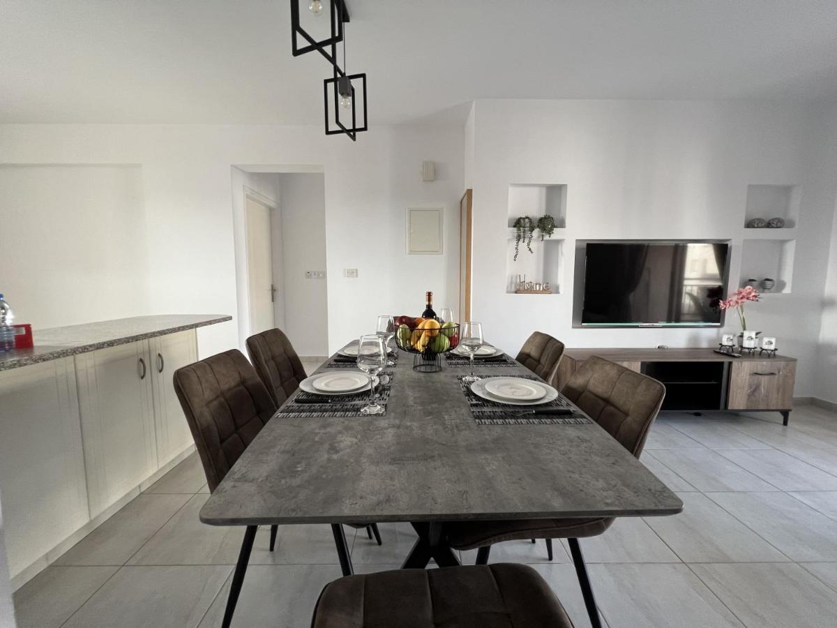 Royal-Seacrest Paphos-Center Vip Apartment Bagian luar foto