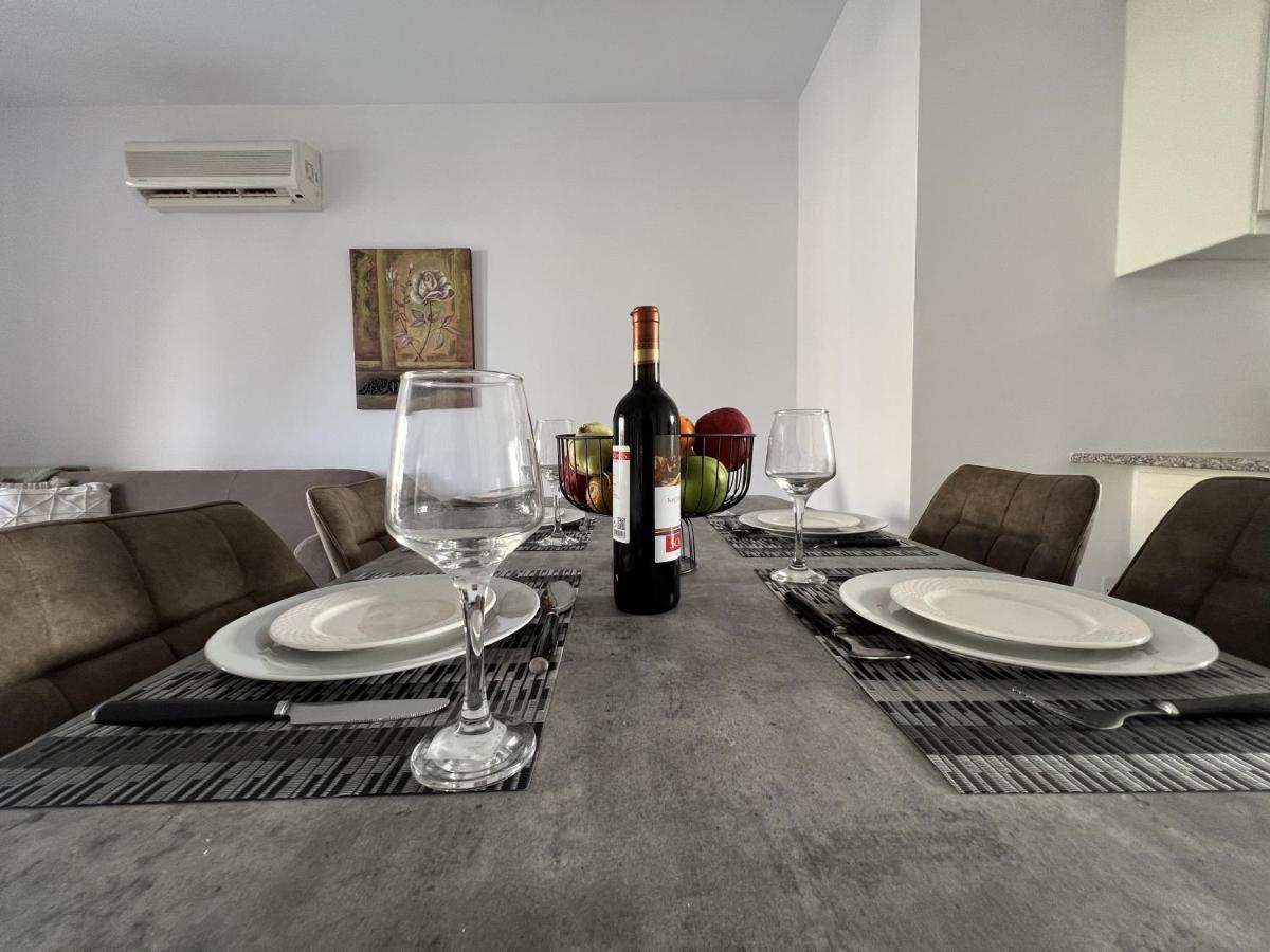 Royal-Seacrest Paphos-Center Vip Apartment Bagian luar foto